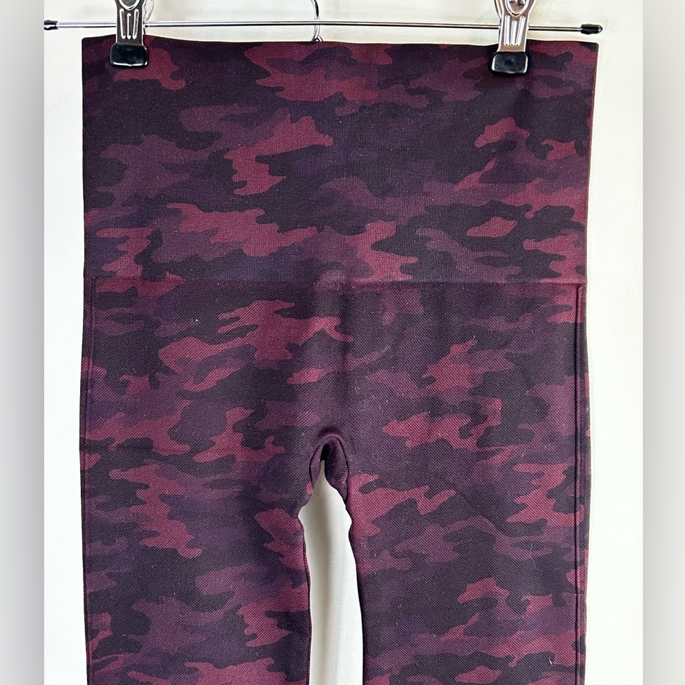 Spanx Look At Me Now Wine Camo Shaping Seamless Leggings Size M - Picture 8 of 9